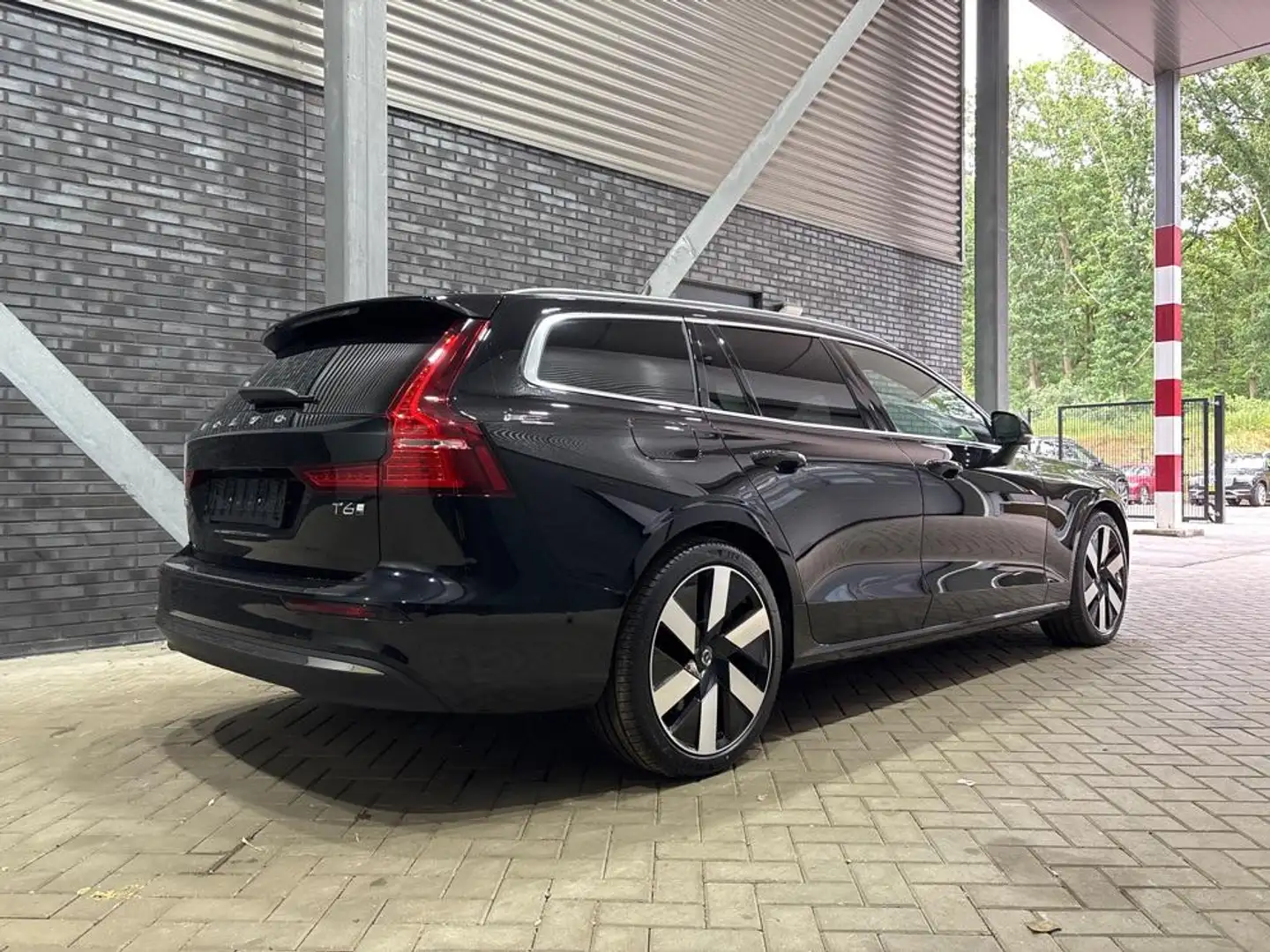 Volvo V60 T6 Plug-in hybrid Plus Bright | Panoramadak | ACC Zwart - 2