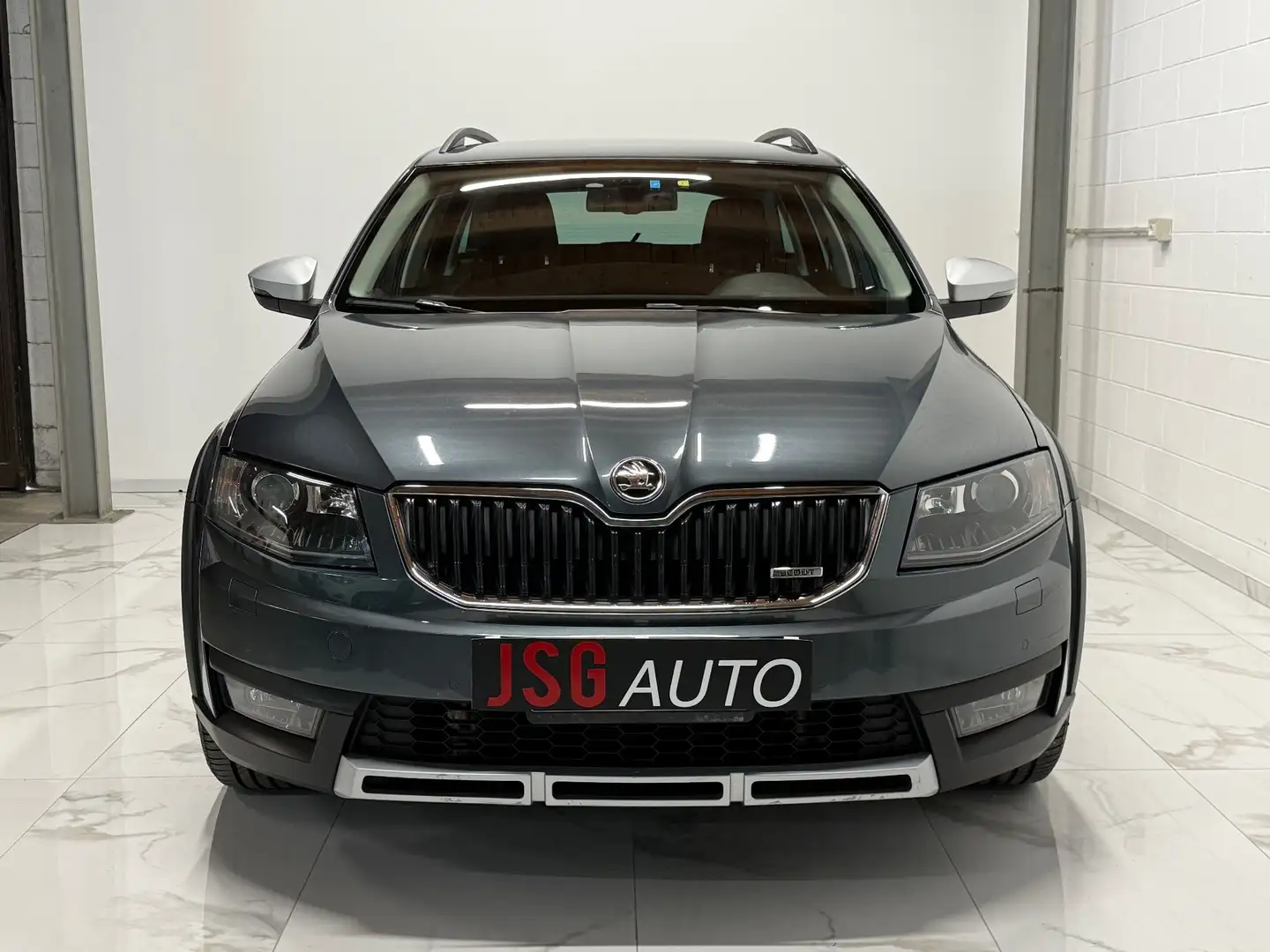 Skoda Octavia 2.0 TDI CR 180 CV 4x4 DSG Wagon Scout Gris - 2