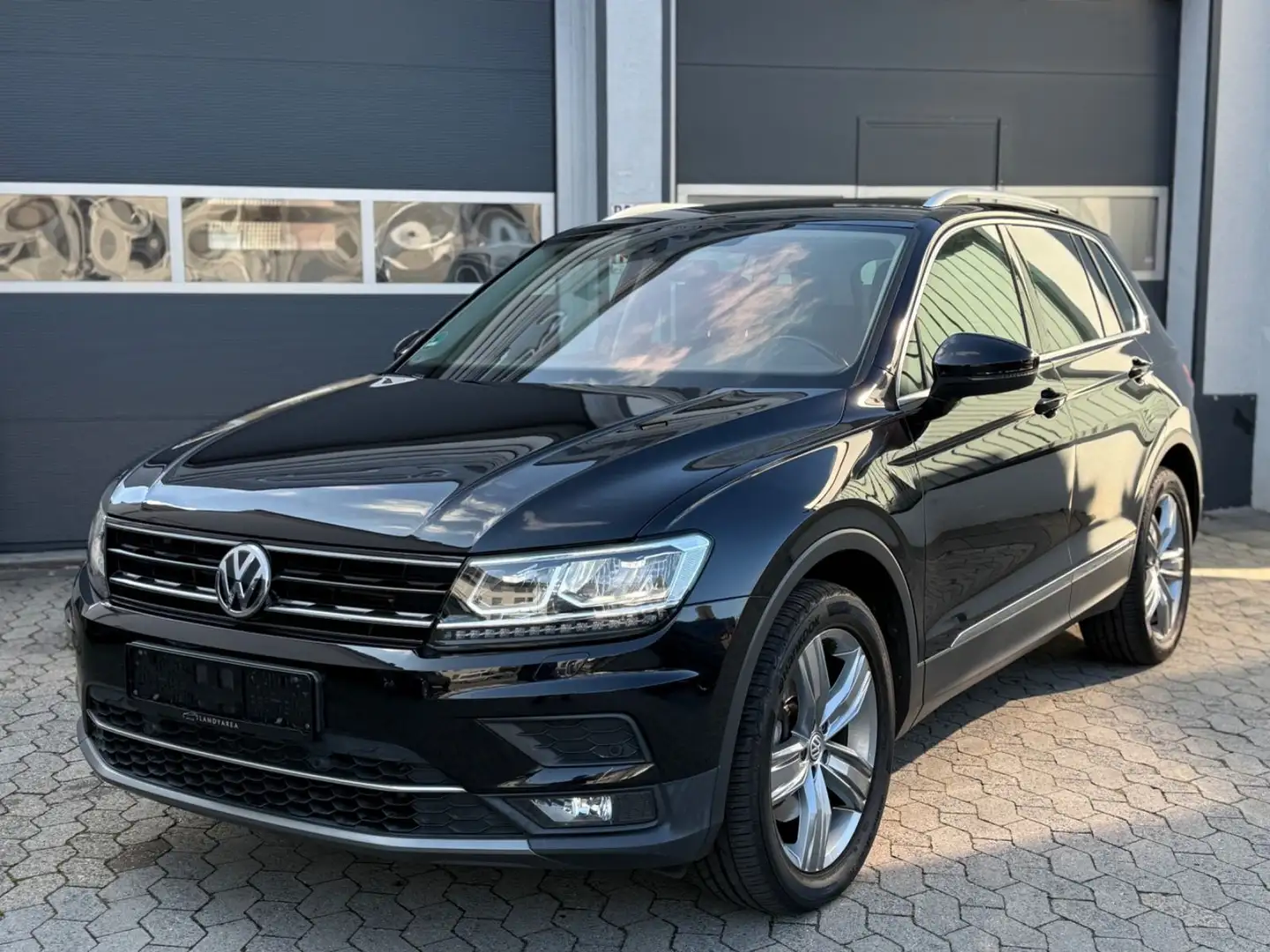 Volkswagen Tiguan 2.0 TSI Highline BMT 4Motion *1.Hd.*ACC* Schwarz - 2
