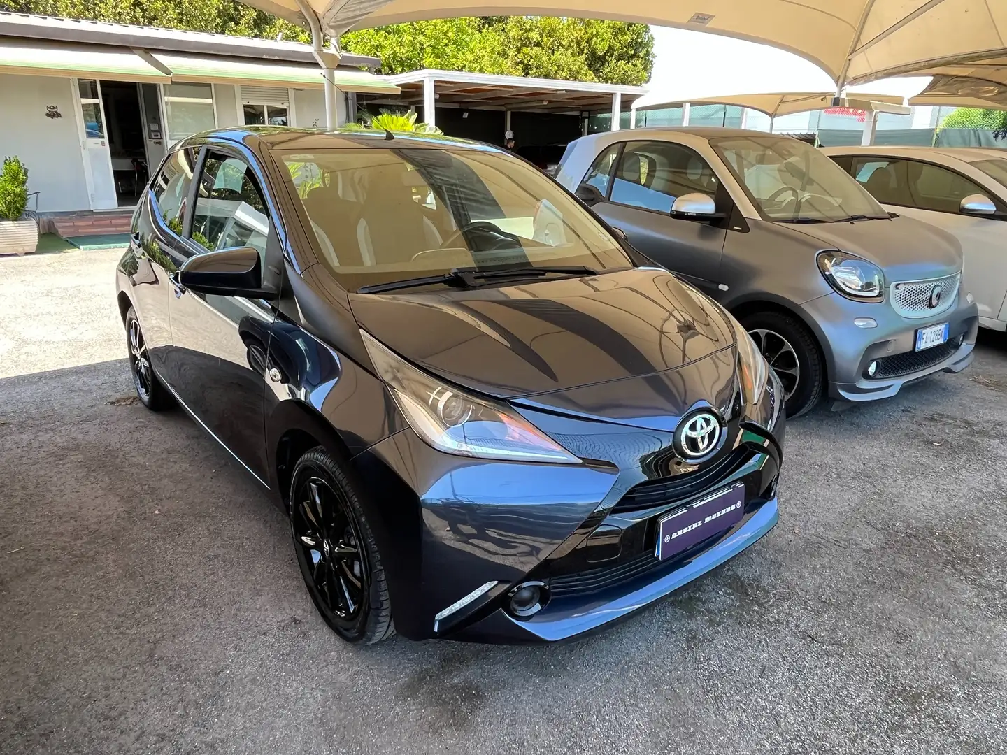 Toyota Aygo Aygo 5p 1.0 x Grijs - 1