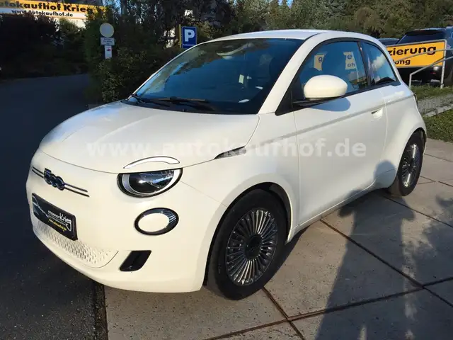 Fiat 500E view 3
