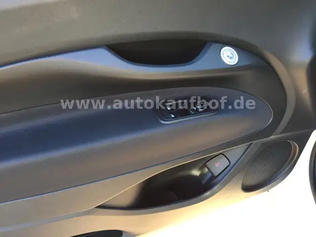 Fiat 500E view 13