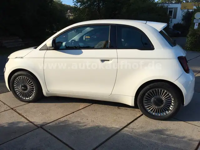 Fiat 500E view 4