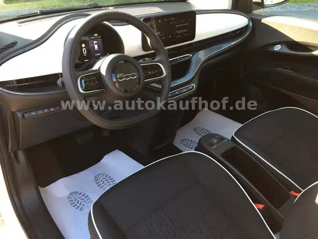 Fiat 500E view 12