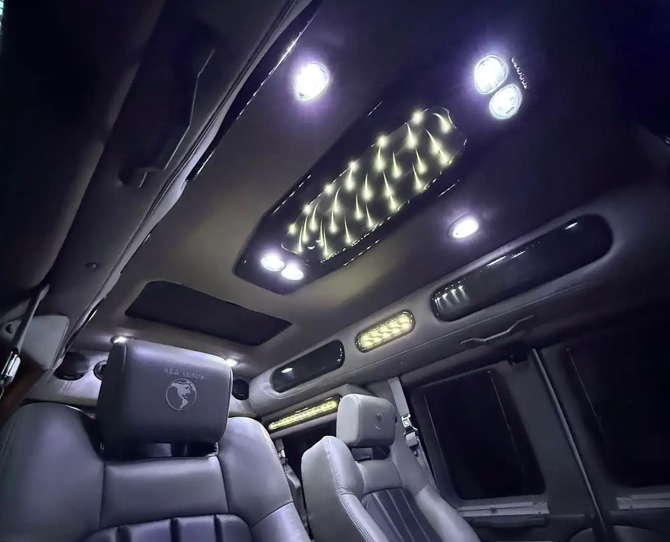 Chevrolet Express 5,3l V8 Explorer Limited AWD/4X4 Silber - 2