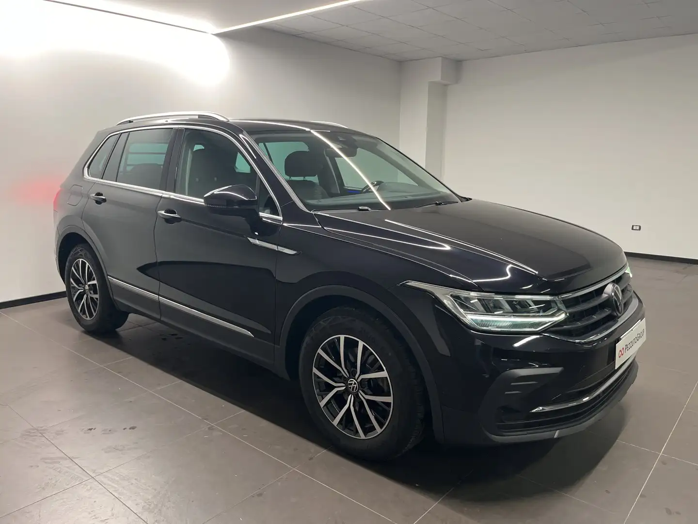Volkswagen Tiguan Nuova Life 2.0 TDI  122 CV ( AUTOCARRO ) Nero - 2