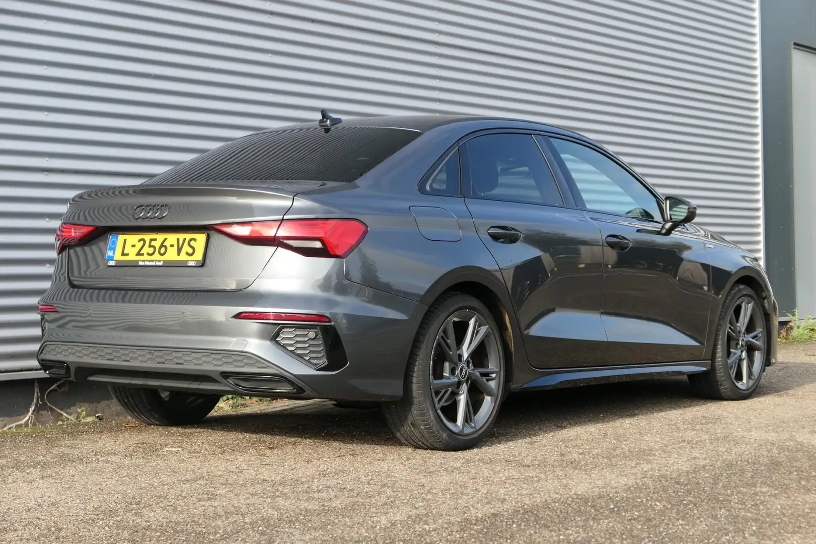 Audi A3 Limousine 35 TFSI edition one S line Matrix Carpla Gris - 2