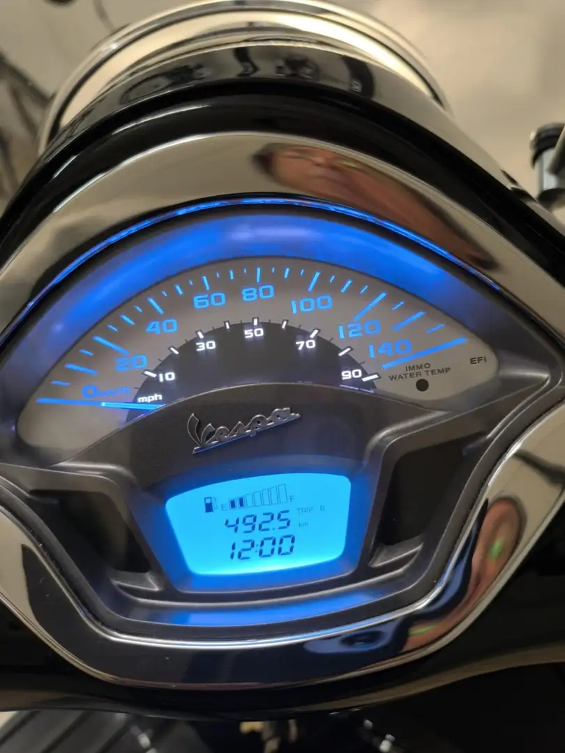 Vespa GTS 250ie crna - 2