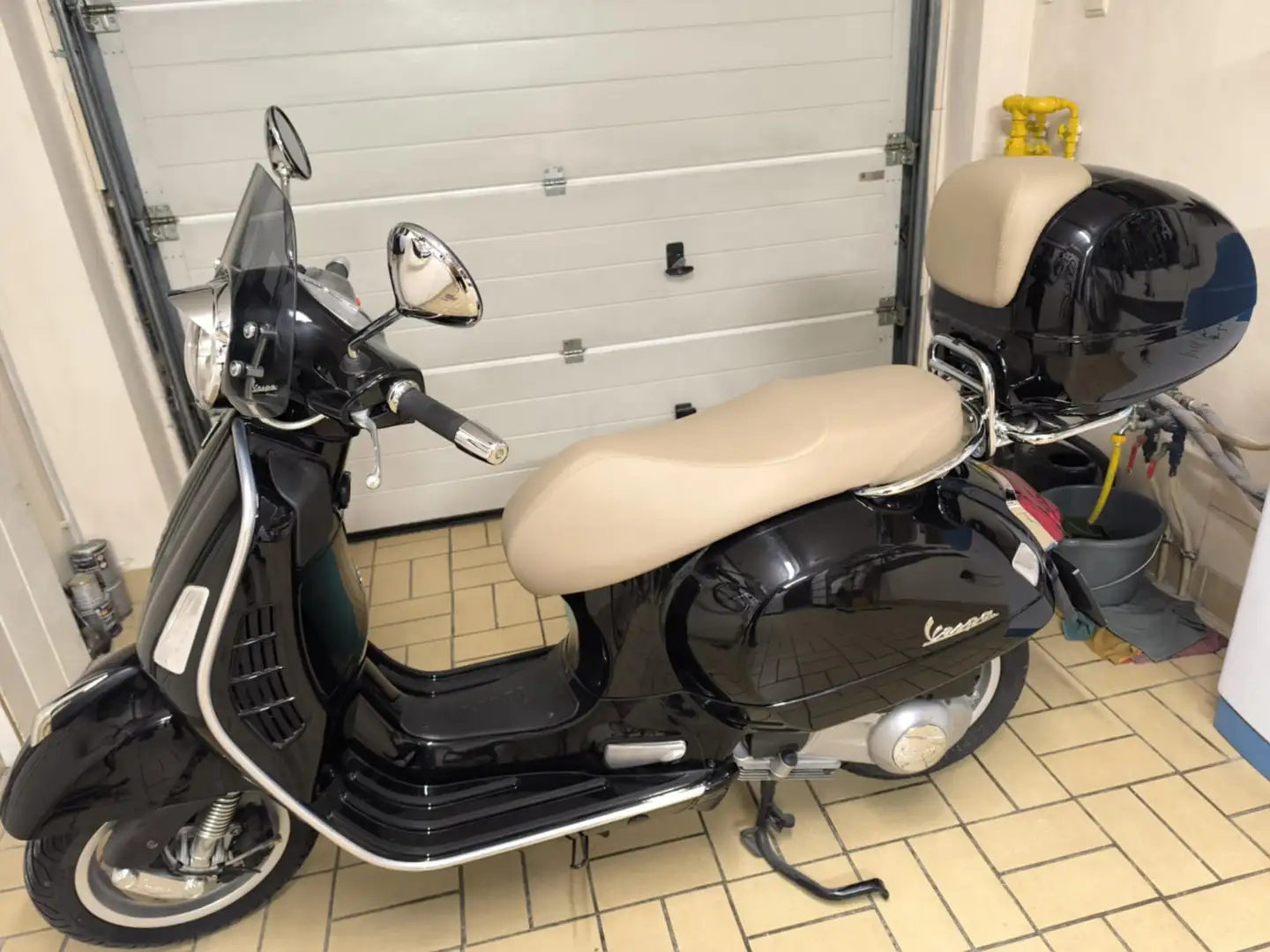 Vespa GTS 250ie crna - 1