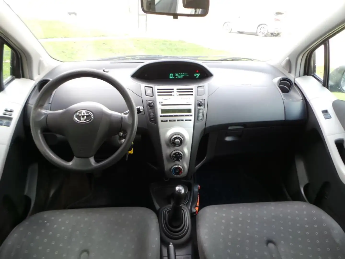 Toyota Yaris 1.0 VVTi Terra ( INRUIL MOGELIJK ) Grijs - 2