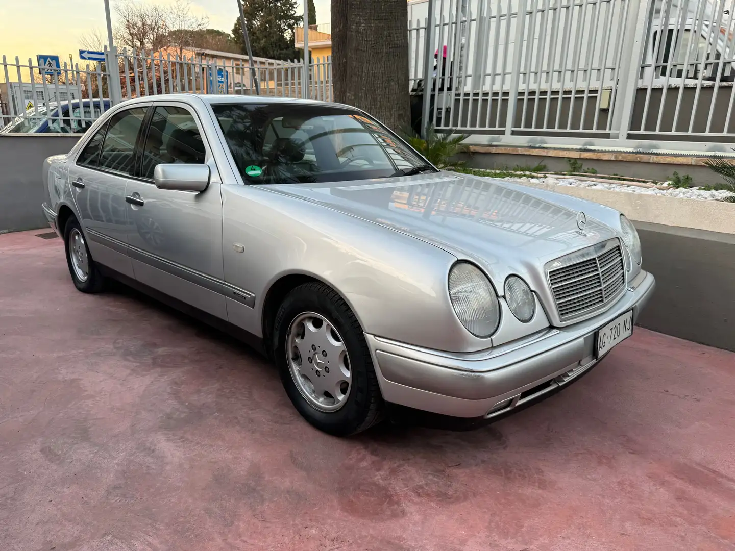 Mercedes-Benz E 200 E 200 Elegance Plateado - 1
