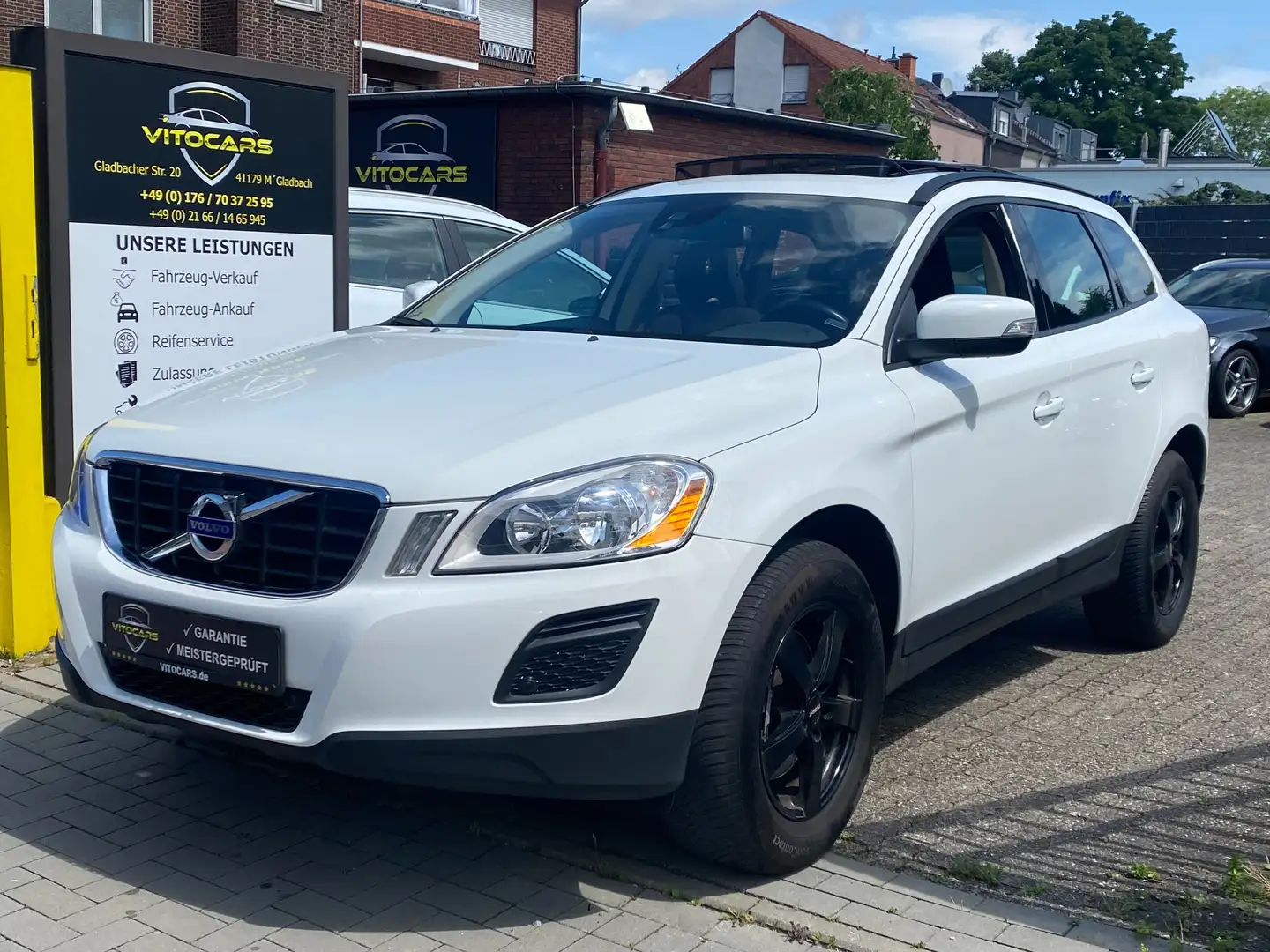 Volvo XC60 Kinetic AWD Automatik | ab 4,99% | Garantie | AHK Weiß - 1