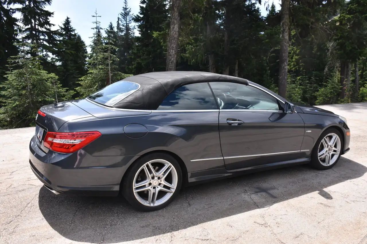 Mercedes-Benz E-Class снимка Mercedes-Benz E-Class