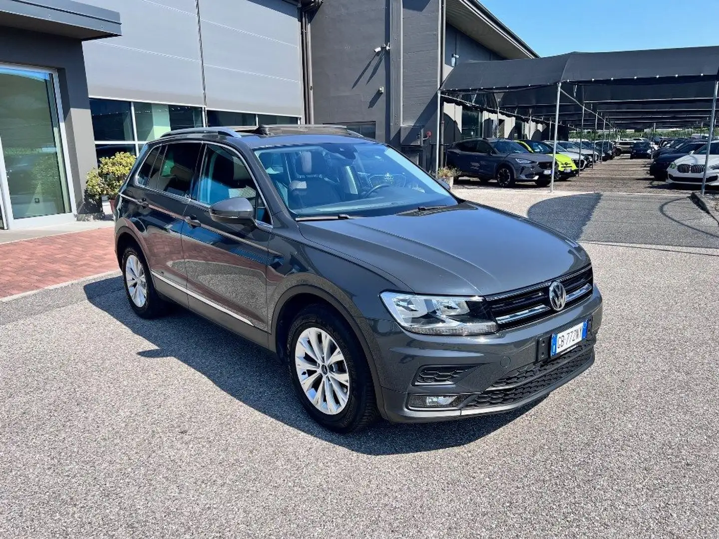 Volkswagen Tiguan 2.0 TDI SCR Business BlueMotion Technology Gris - 2