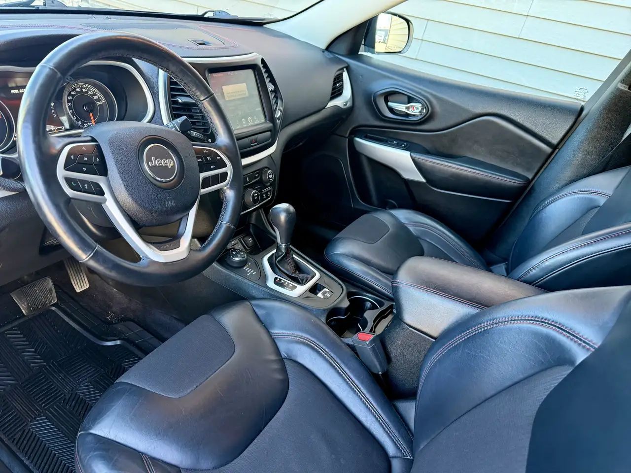 Jeep Cherokee снимка Jeep Cherokee