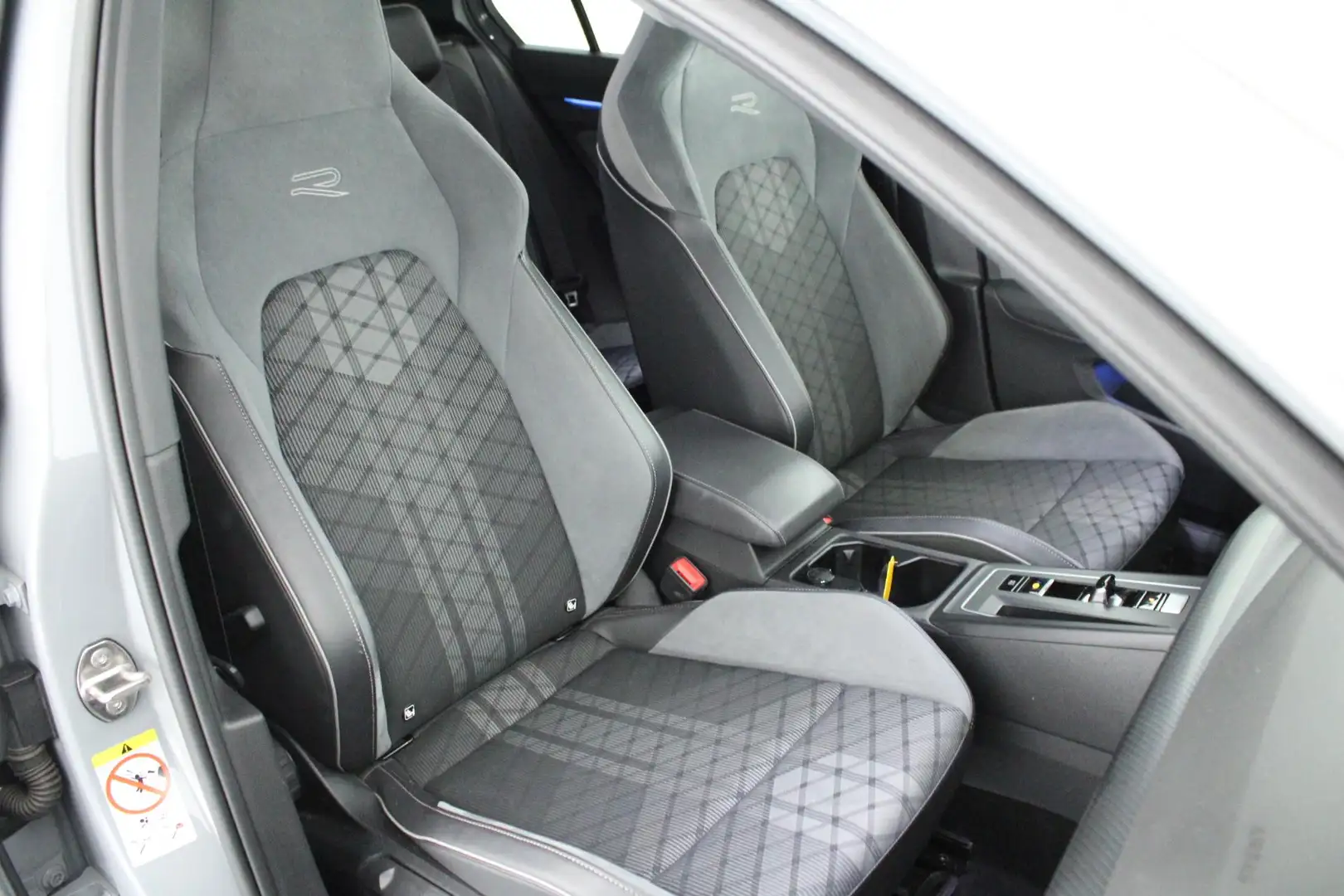 Volkswagen Golf 1.5 eTSI 150pk DSG 2x R-Line harman/kardon Camera Grau - 2