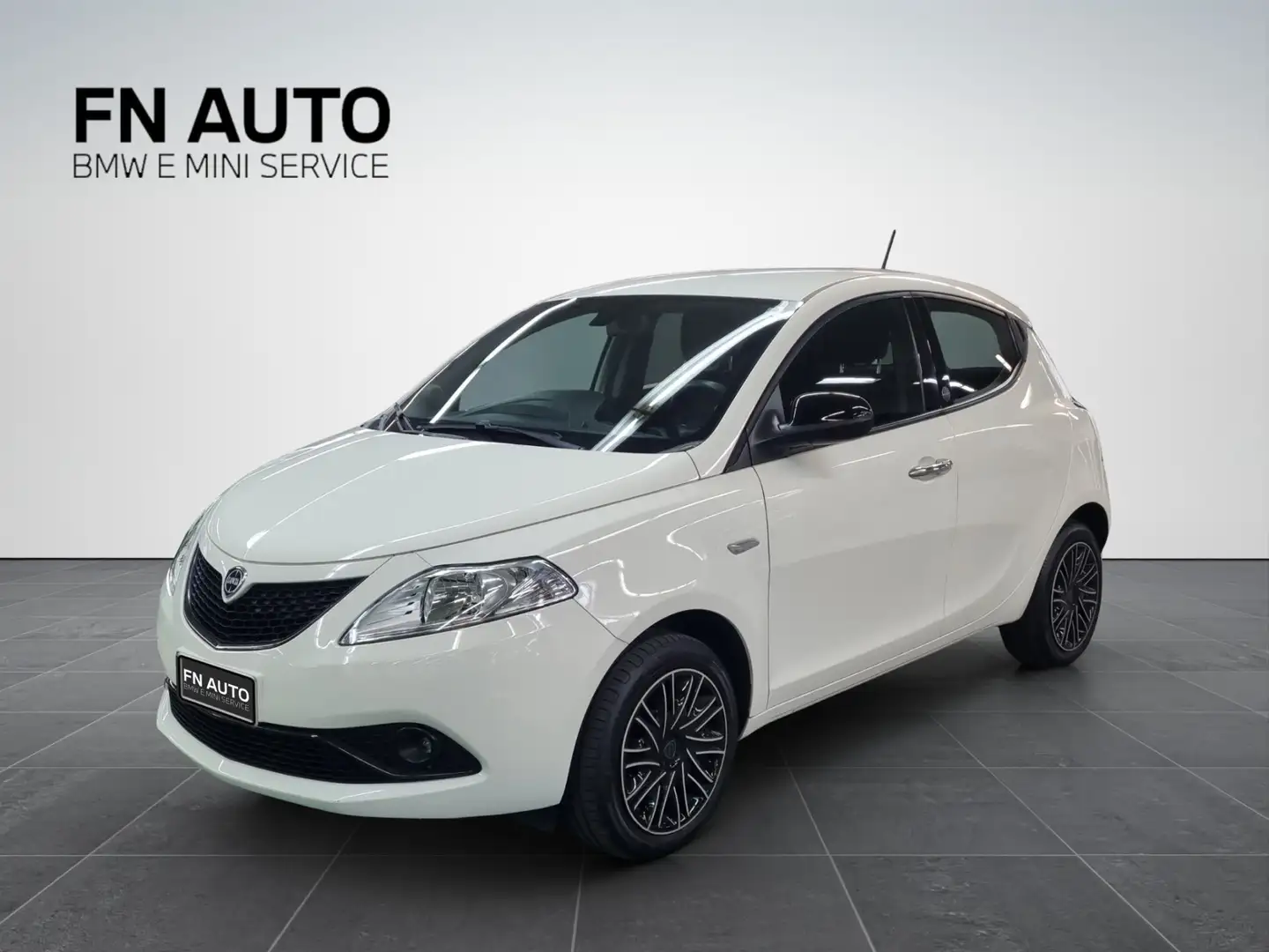 Lancia Ypsilon 1.0 FireFly 5 porte S&S Hybrid Ecochic Gold Blanc - 1
