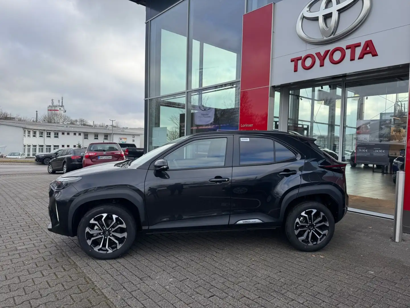 Toyota Yaris Cross Black and White ink. WKR Schwarz - 2