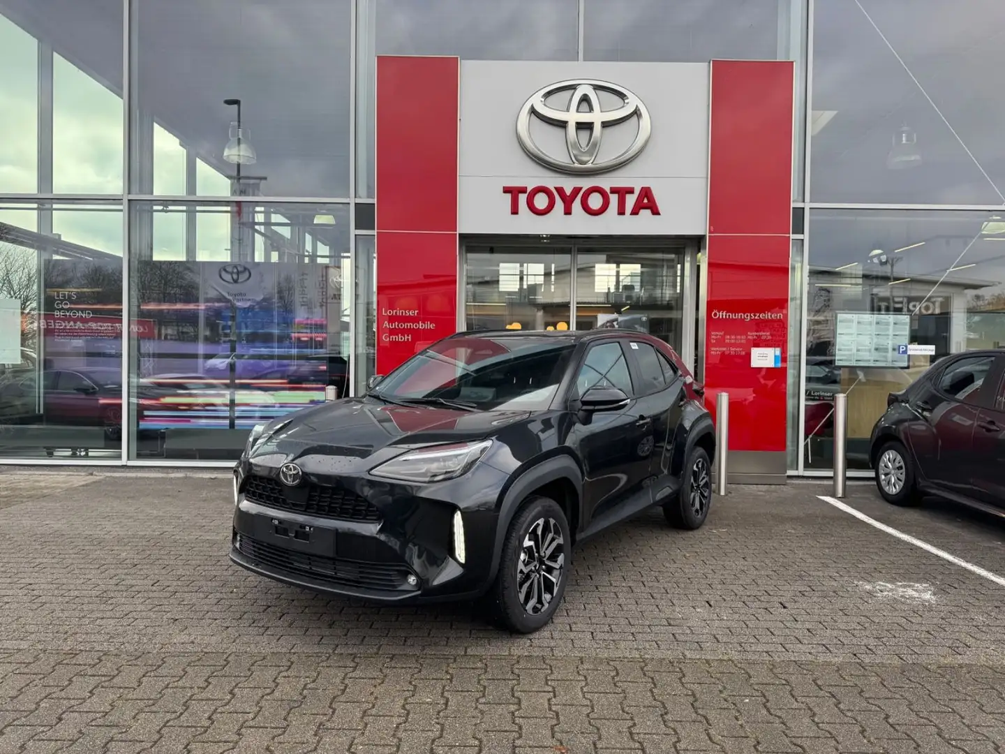 Toyota Yaris Cross Black and White ink. WKR Schwarz - 1
