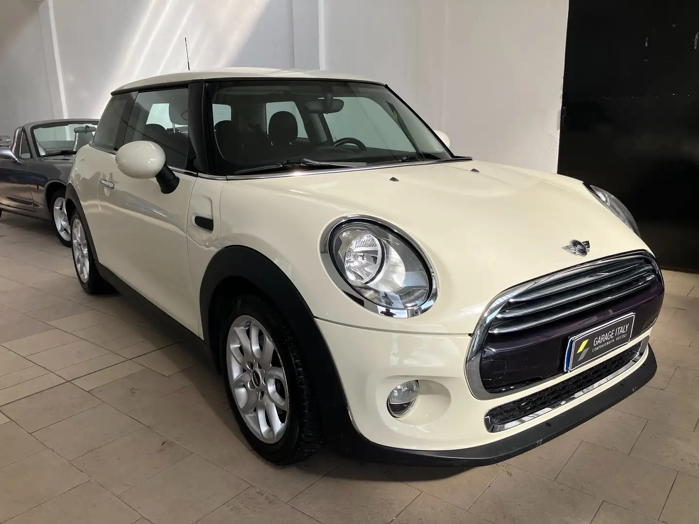 MINI Cooper Mini IV F55-F56 2014 1.5 Boost 3p auto Bianco - 1