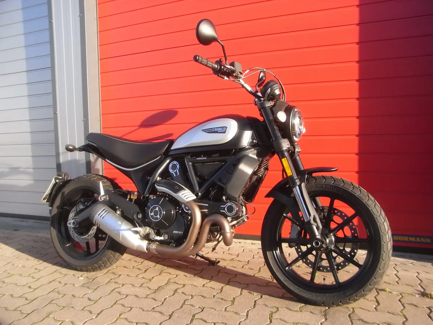 Ducati Scrambler 800 Dark  --  1 Hand  --  Wenig KM !!! crna - 2