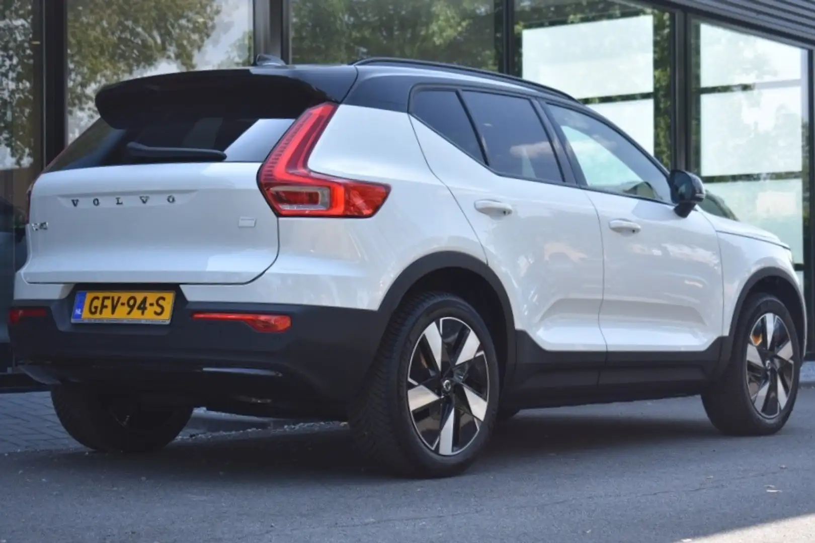 Volvo XC40 Extended Range Plus 252pk/82kWh | Getint Glas | Cl Blanc - 2