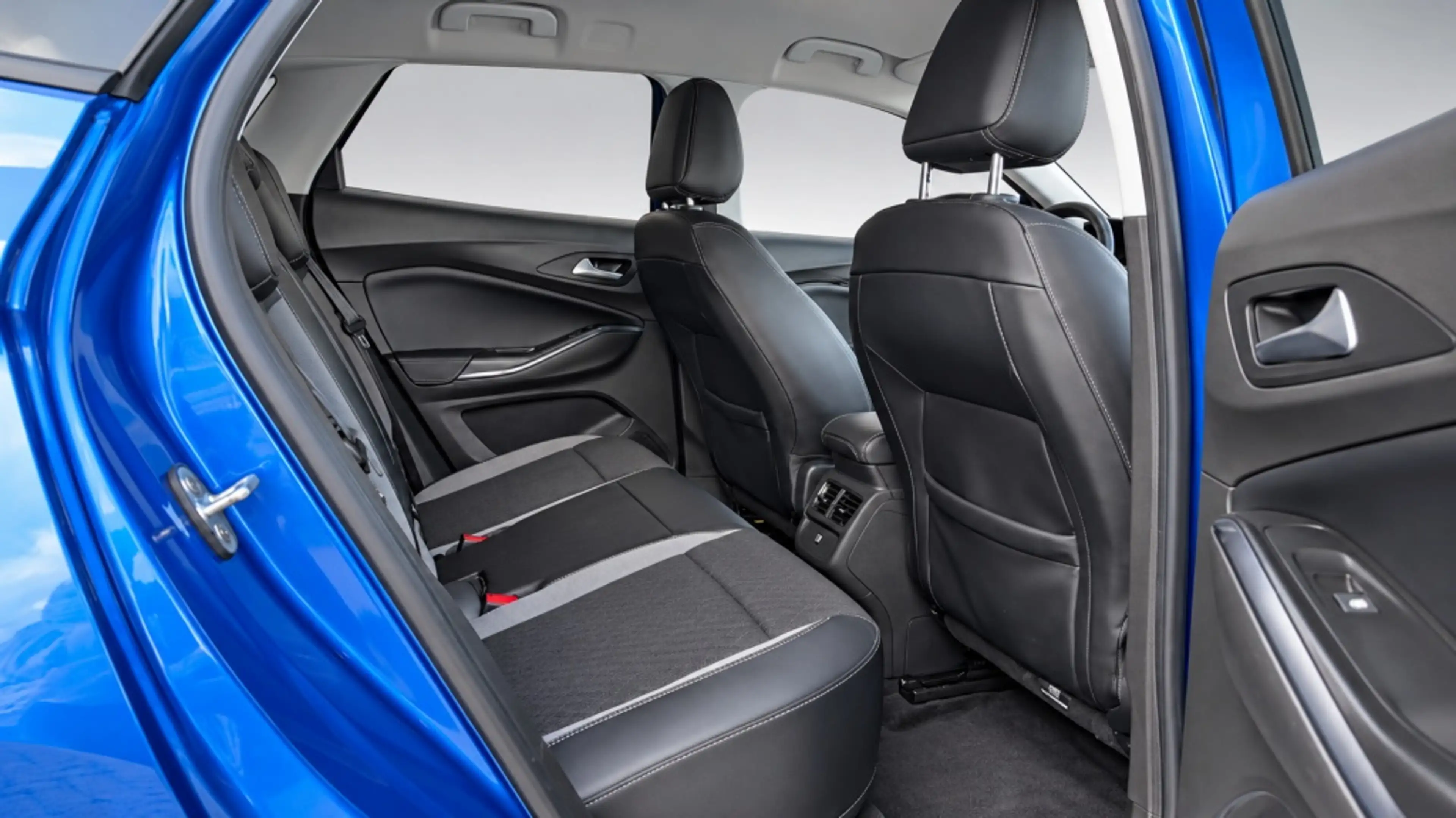 Opel Grandland X 1.6 Turbo Plug-in Hybride Business Elegance 360 Ca — photo 30