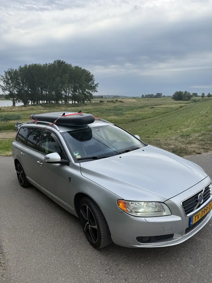 Volvo V70 2.4 D5 Momentum Grijs - 1