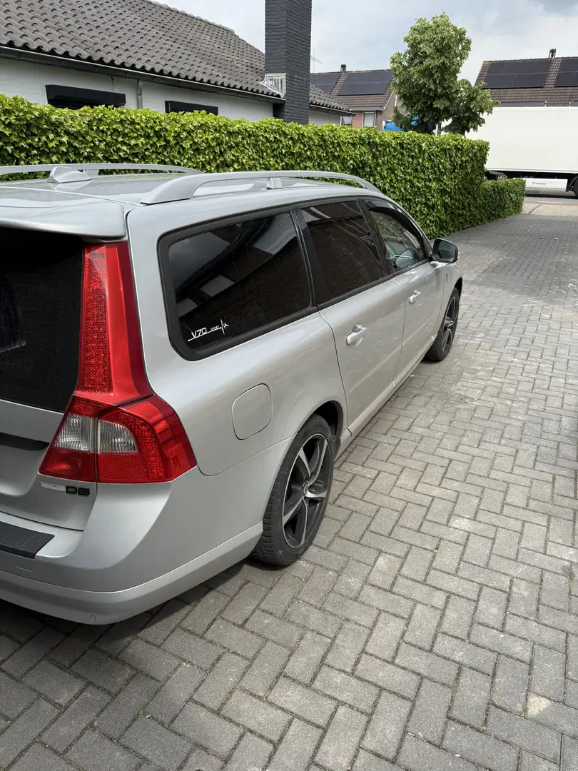 Volvo V70 2.4 D5 Momentum Grijs - 2