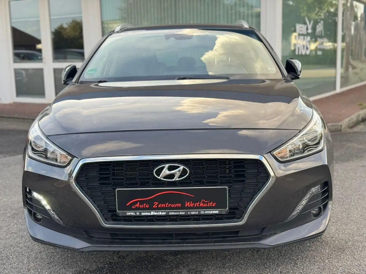 Hyundai i30 1.4 GDI cw YES! Kamera Navi SHZ Tempomat Braun - 2