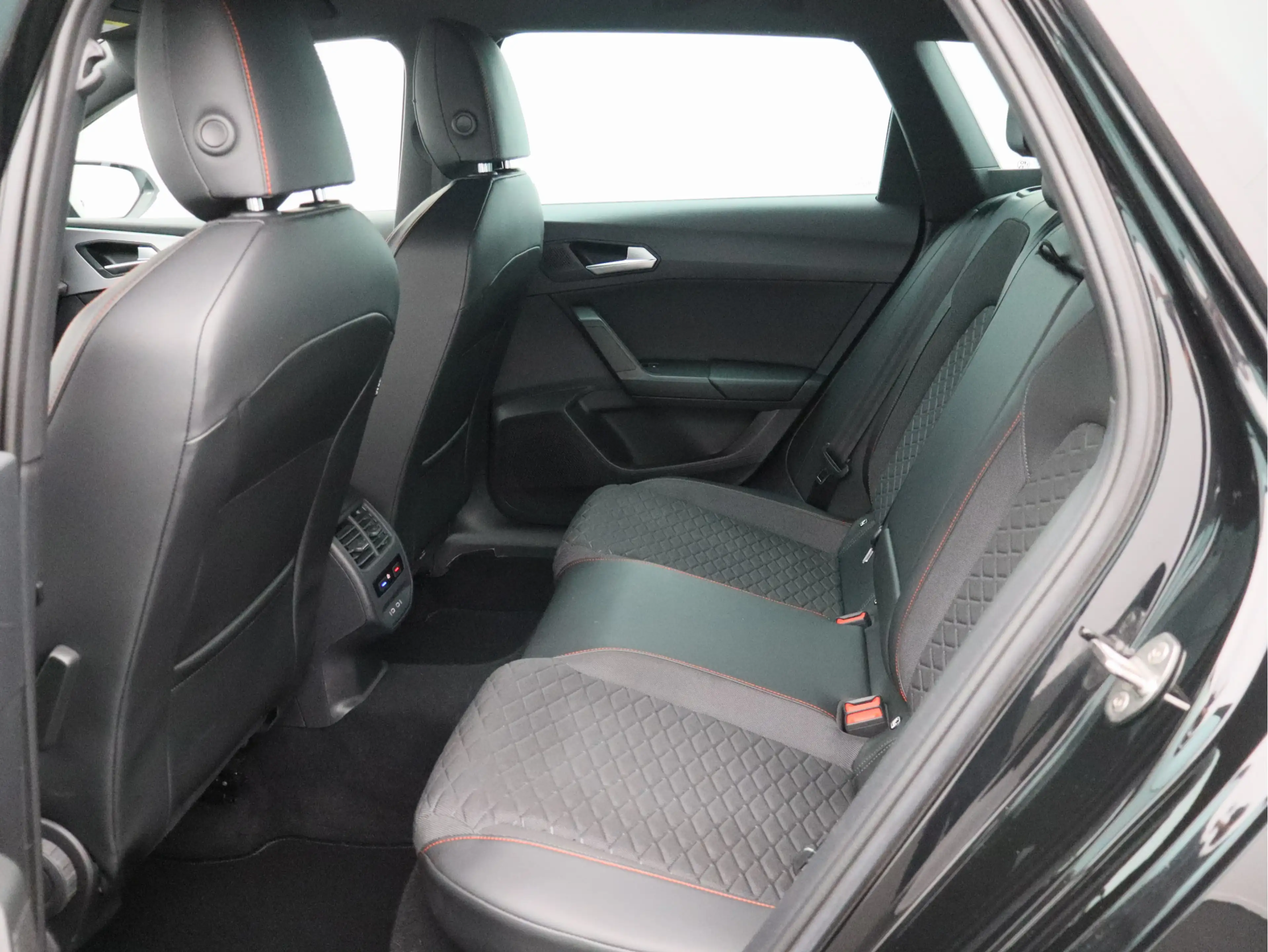 SEAT Leon Sportstourer 1.5 eTSI FR Business Intense/ lage km — photo 9