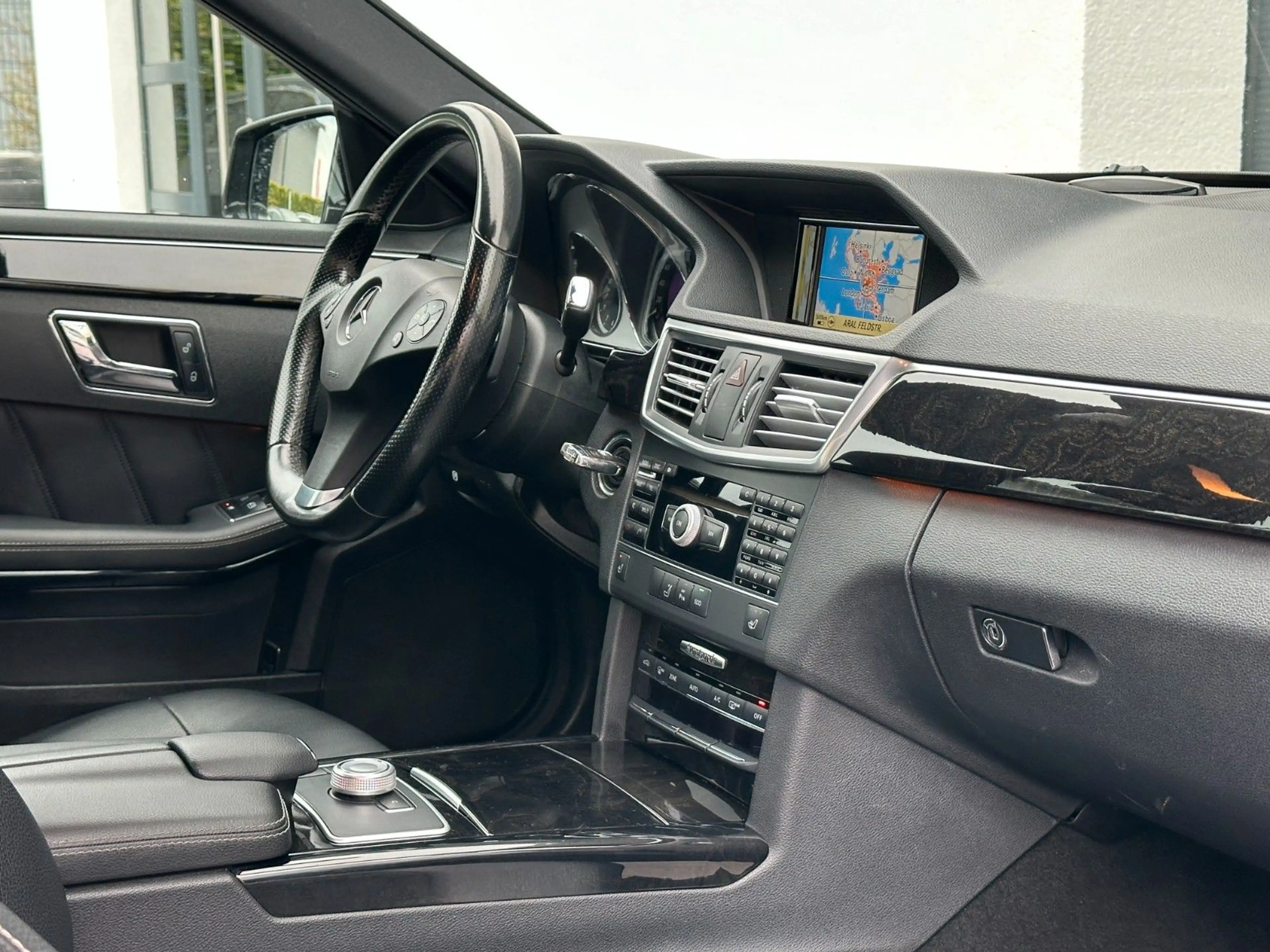 Mercedes-Benz E 250 *AMG-LINE*COMAND*BlueE*SHZ*PDC*XENON* — photo 12