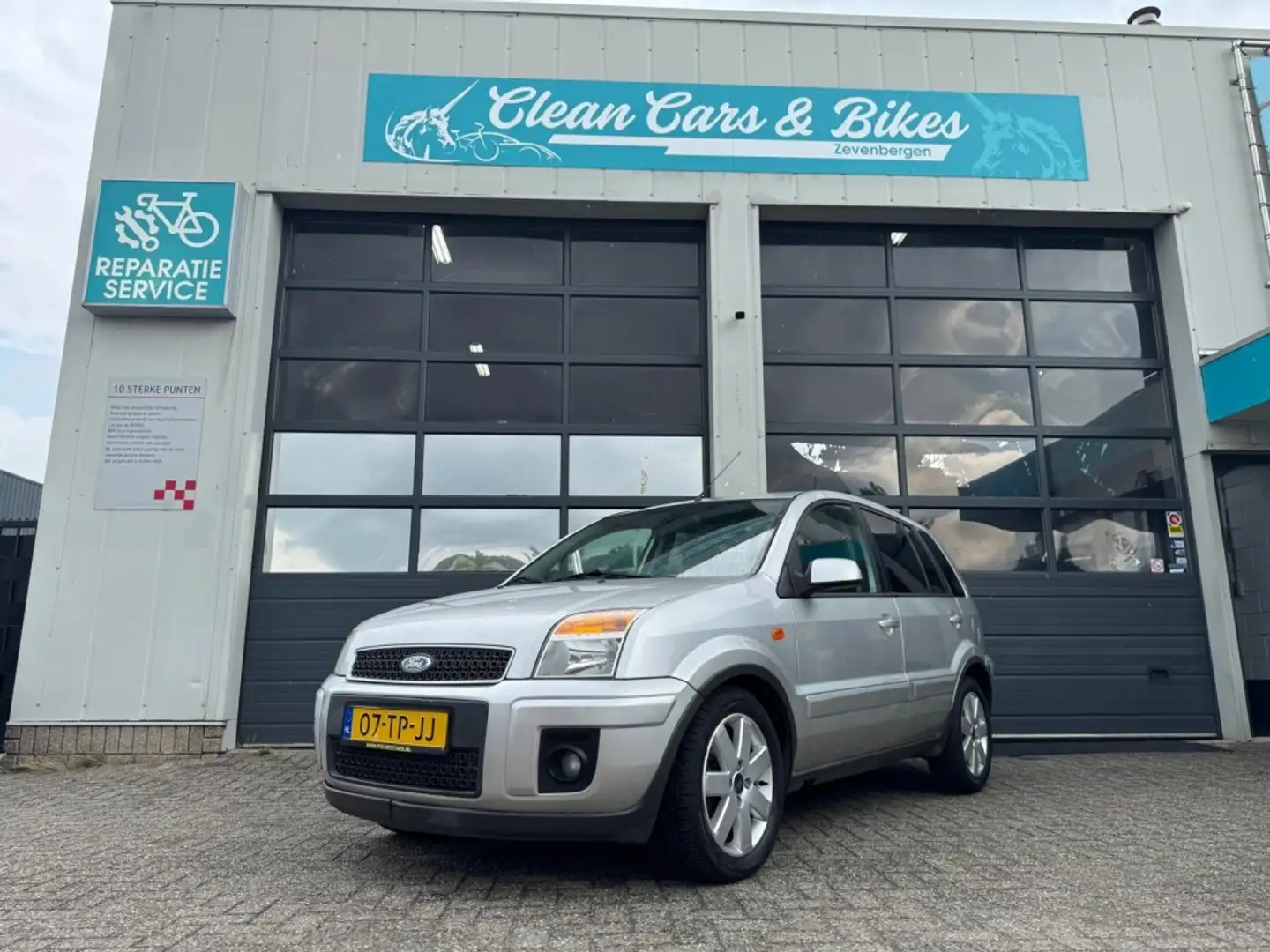 Ford Fusion 1.4-16V Futura Grijs - 1