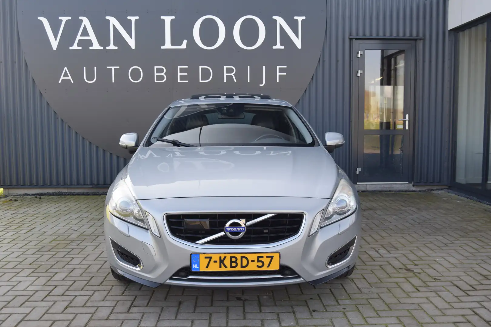 Volvo V60 D6 AWD Plug-In Hybrid Summum Grijs - 2