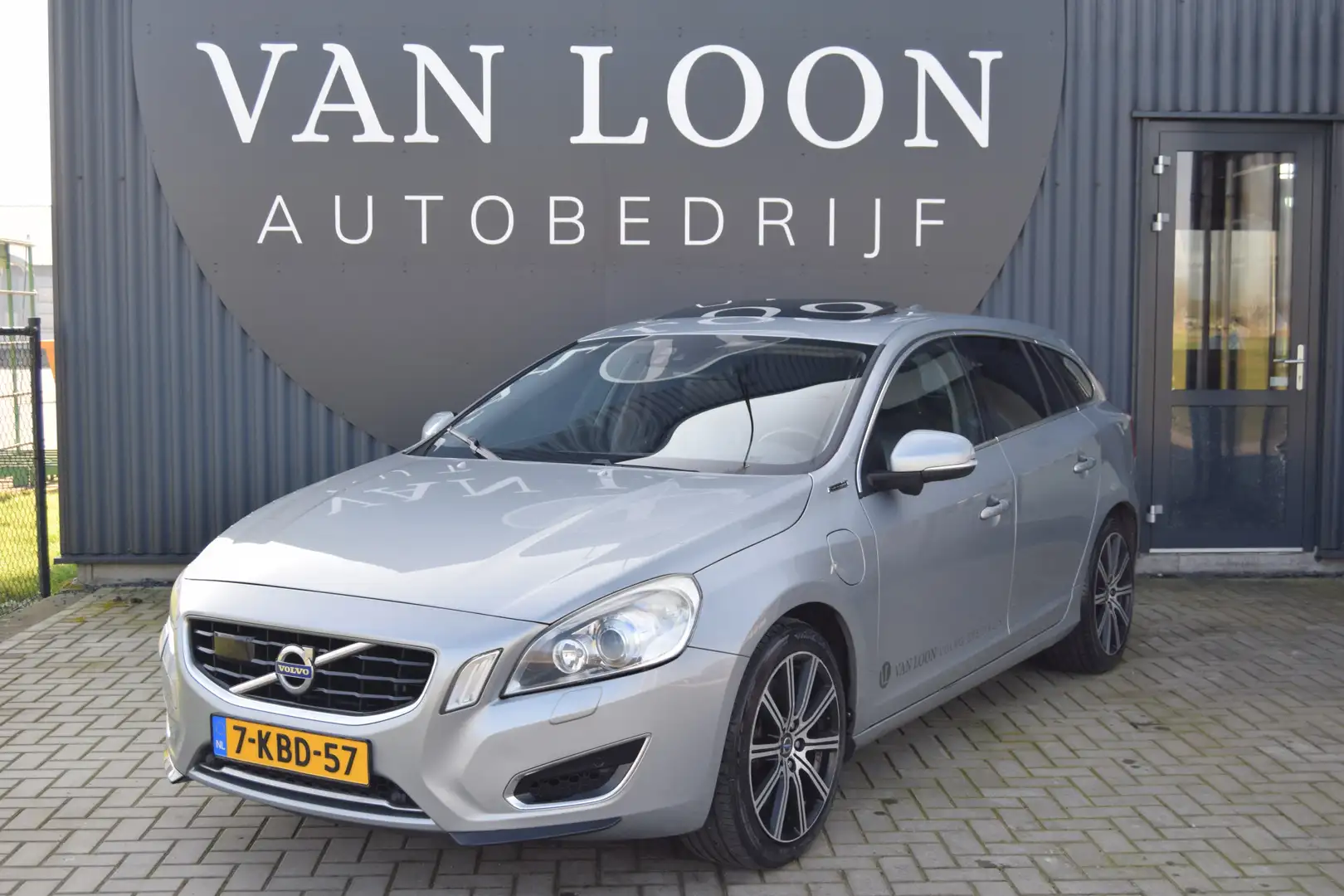 Volvo V60 D6 AWD Plug-In Hybrid Summum Grijs - 1