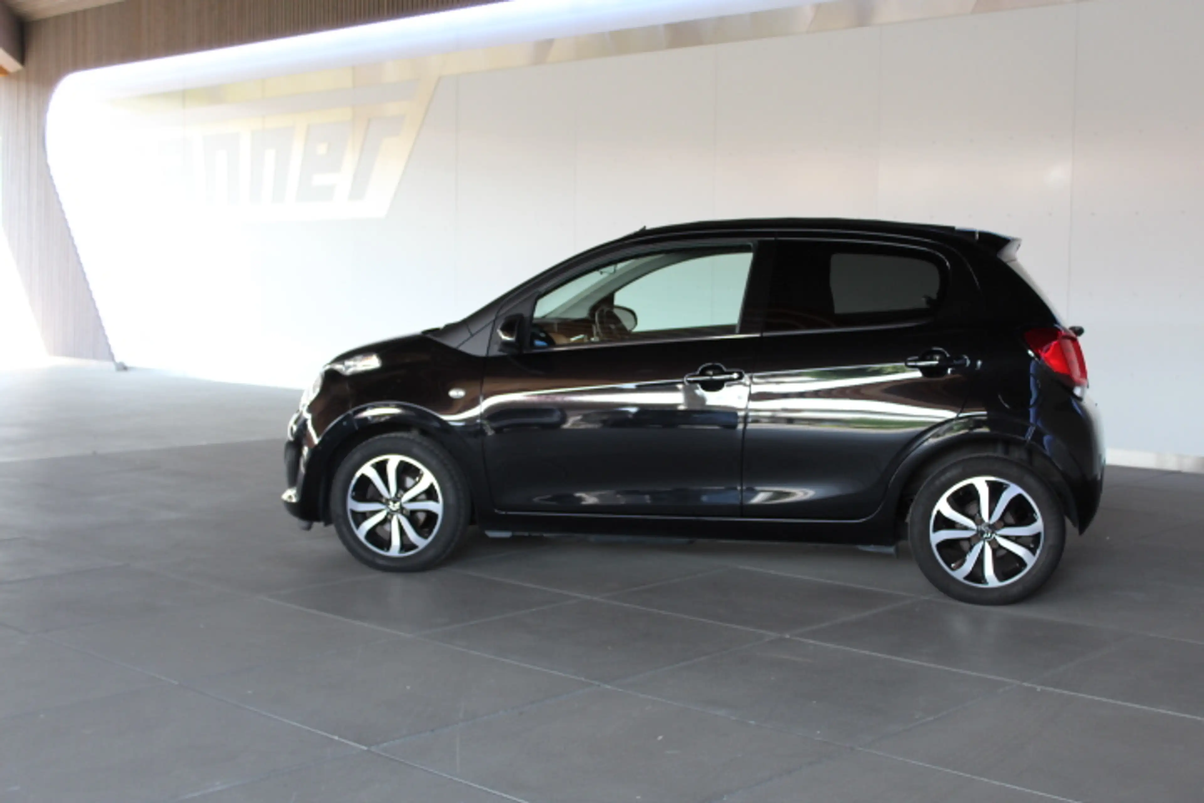 Citroen C1 1.0VTI SHINE  5-TÜRIG  SITZHEIZUNG RF-KAMERA 8-FACH BEREIFT