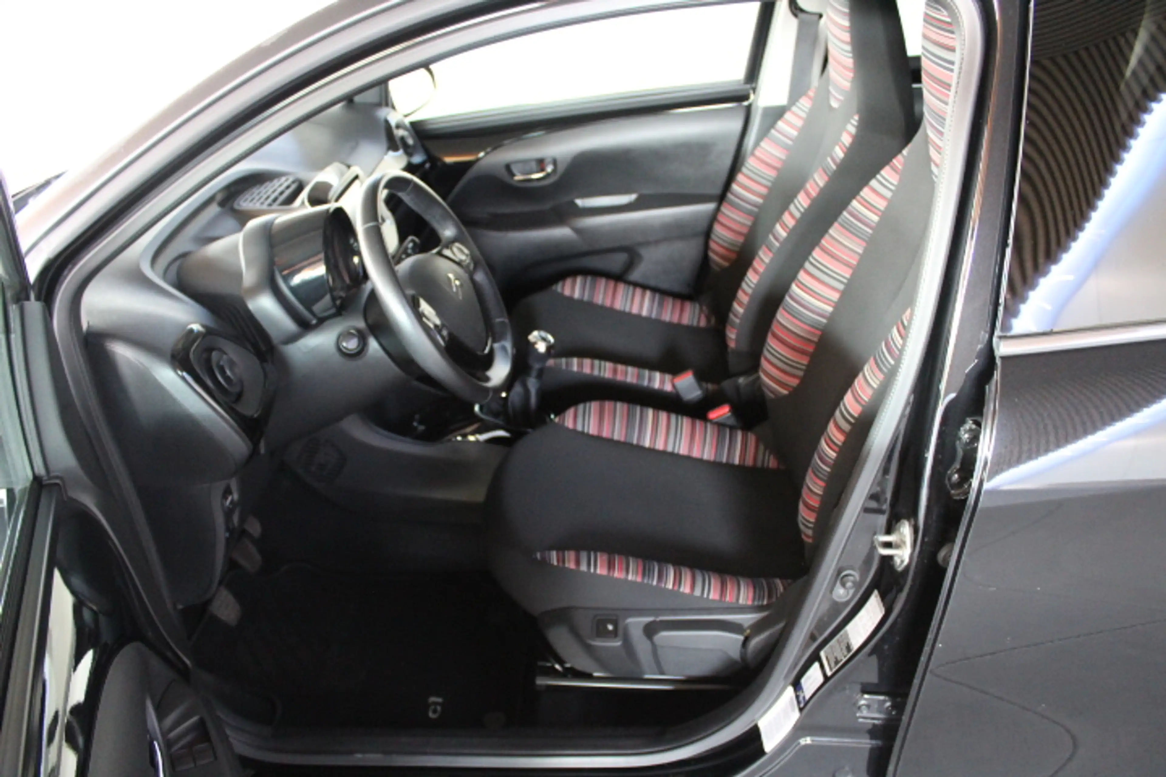 Citroen C1 1.0VTI SHINE  5-TÜRIG  SITZHEIZUNG RF-KAMERA 8-FACH BEREIFT — photo 3