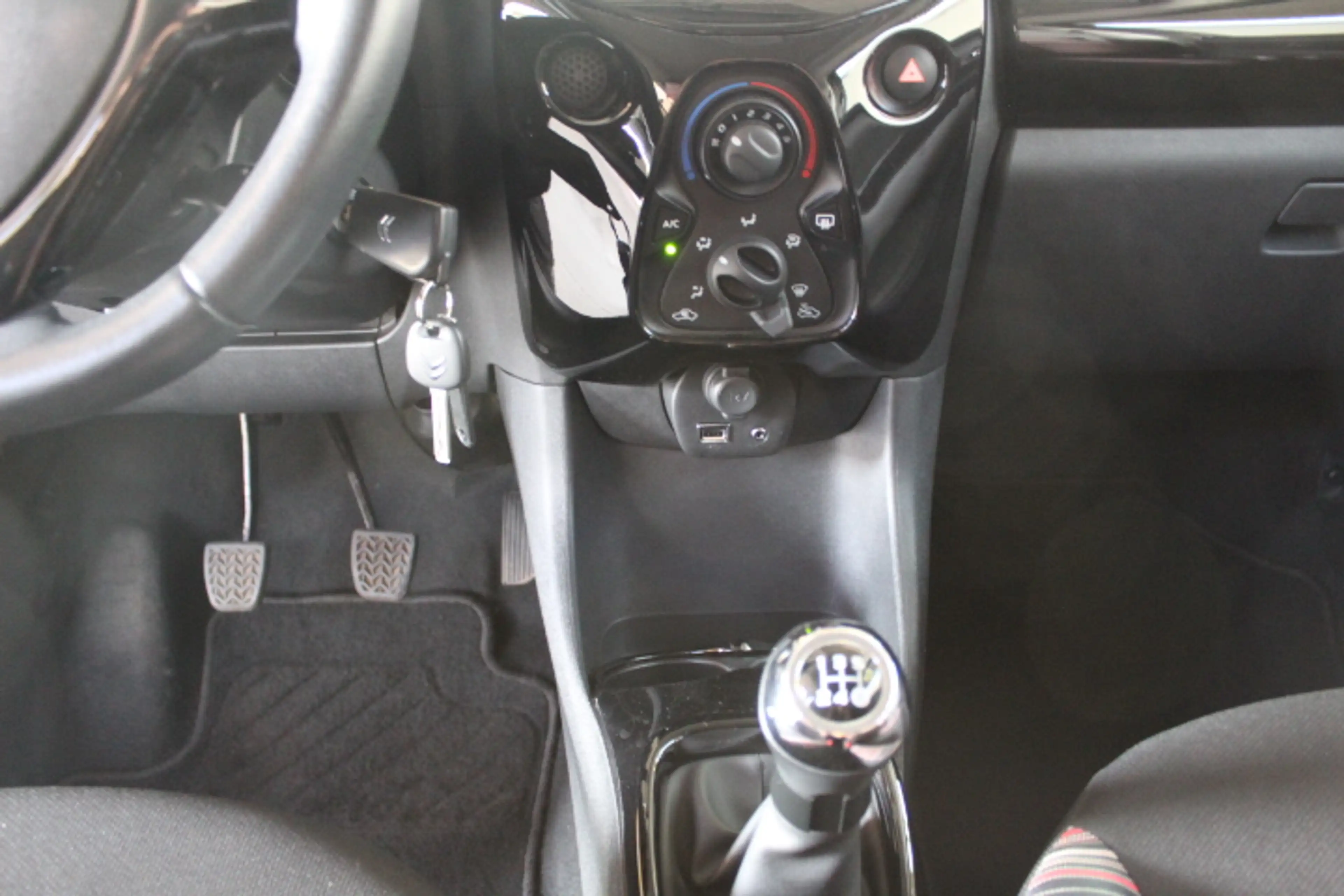 Citroen C1 1.0VTI SHINE  5-TÜRIG  SITZHEIZUNG RF-KAMERA 8-FACH BEREIFT — photo 7