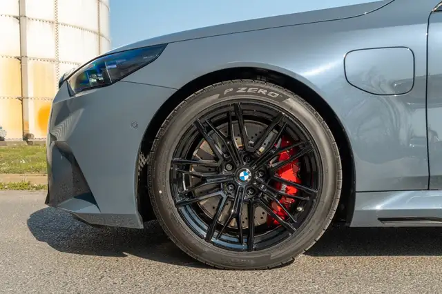 BMW M5 view 9