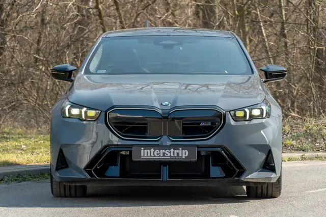 BMW M5 view 2