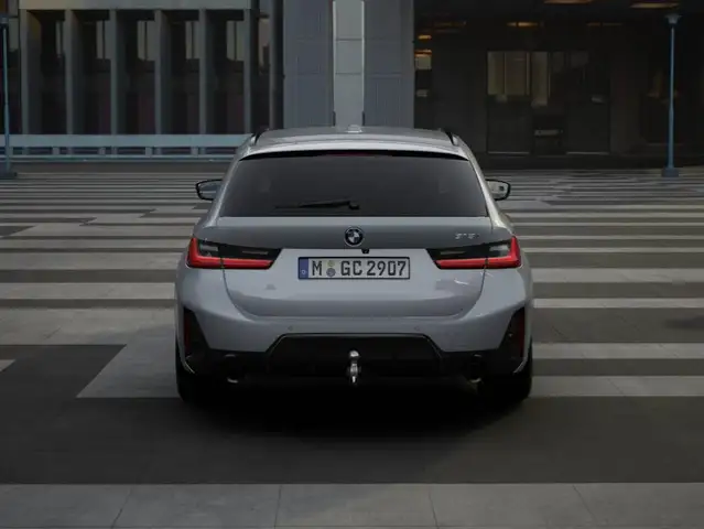 BMW 3 Series view 5