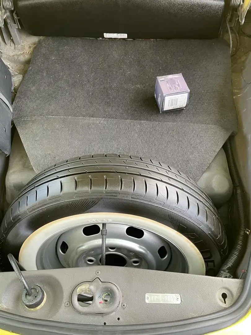 Volkswagen Karmann Ghia Jaune - 2