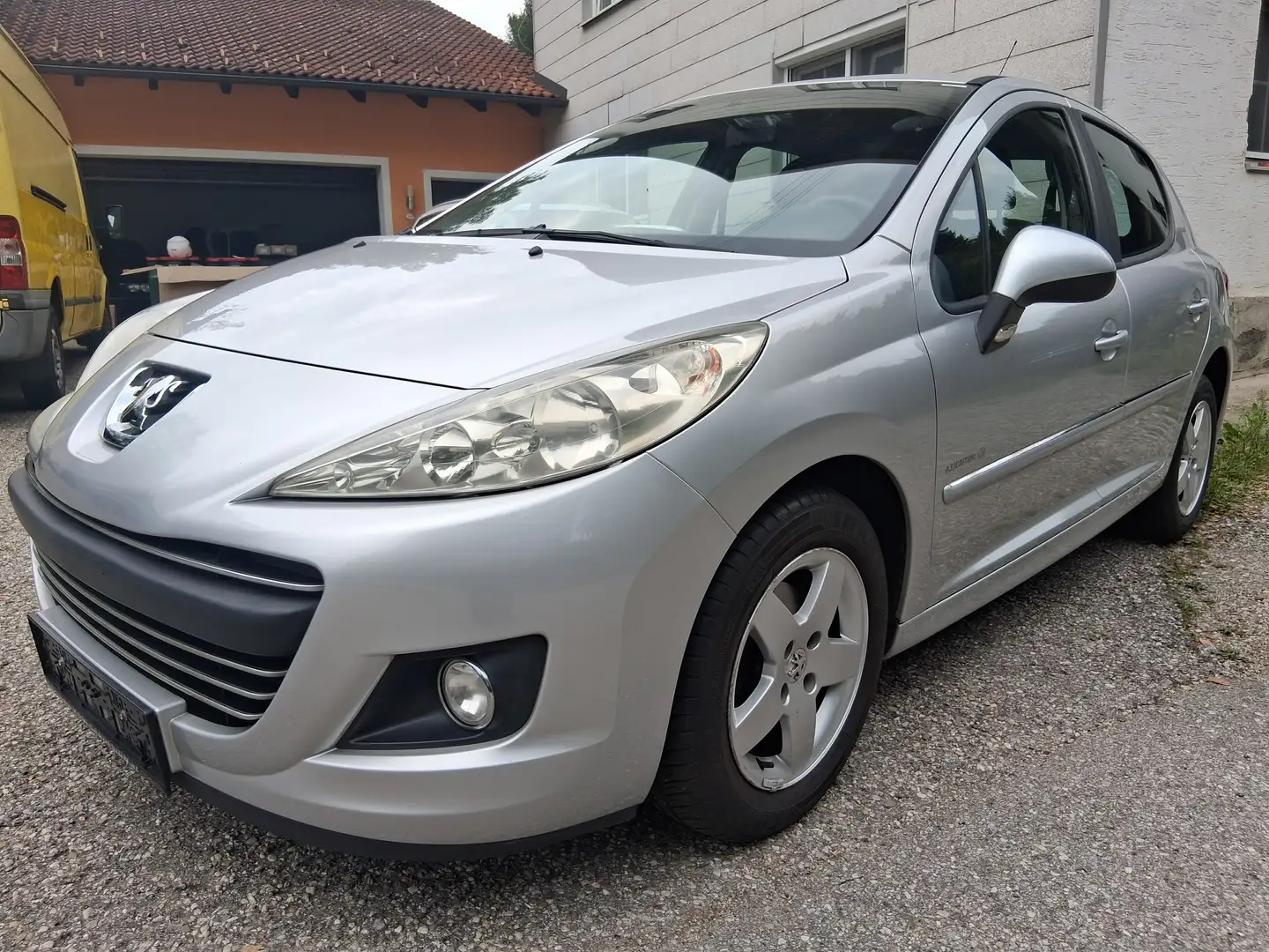 Peugeot 207 Junior 1,4 Silber - 1