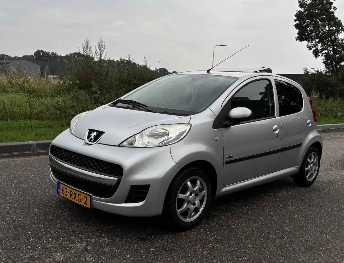 Peugeot 107 1.0-12V Sportium - bluetooth, carplay, open dak Gris - 1