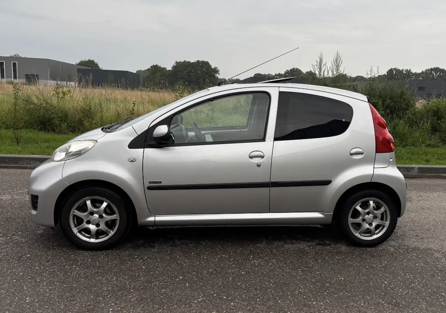Peugeot 107 1.0-12V Sportium - bluetooth, carplay, open dak Gris - 2
