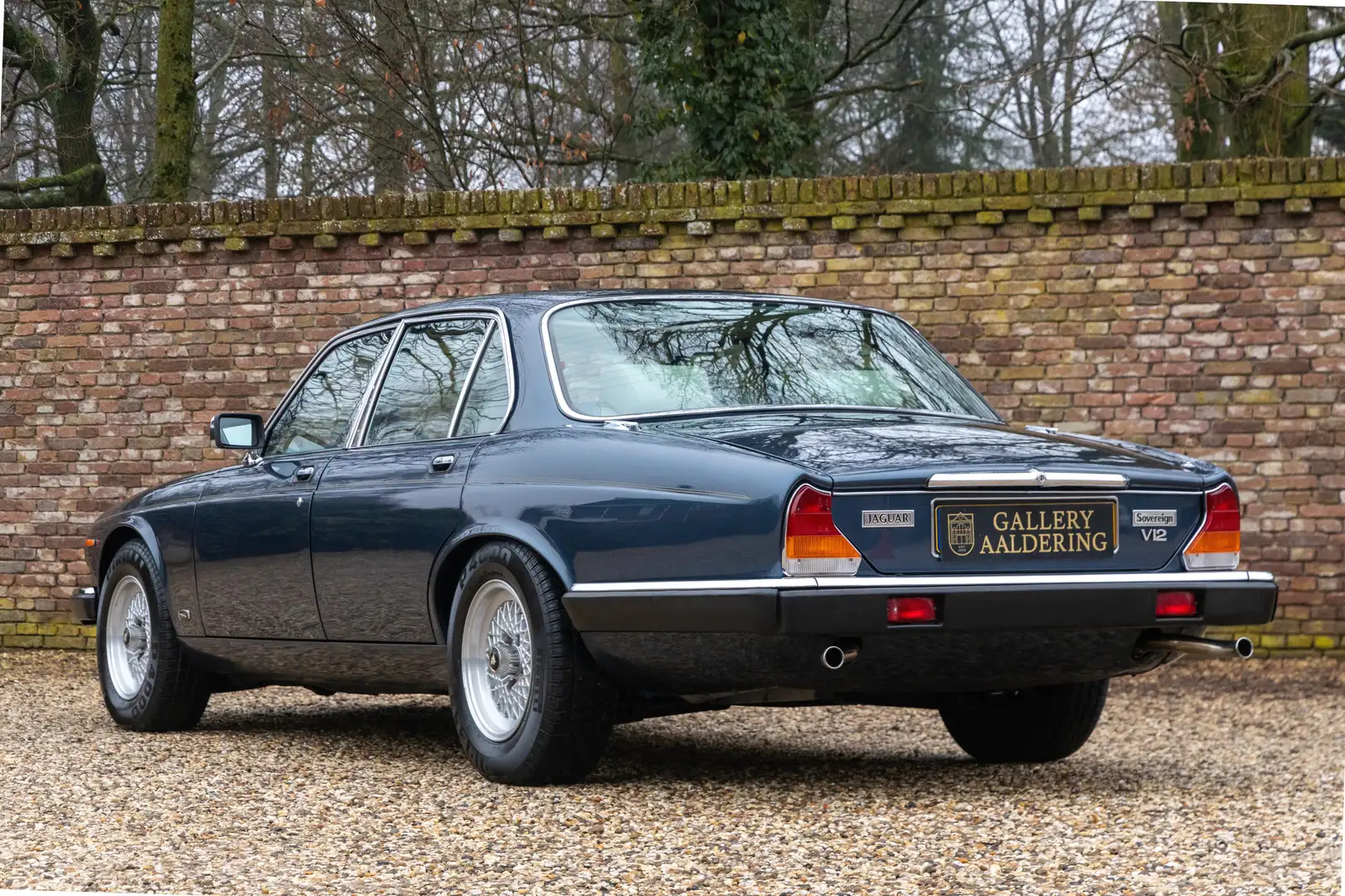 Jaguar XJ12 Sovereign "The timeless XJ series" Presented in We Blau - 2