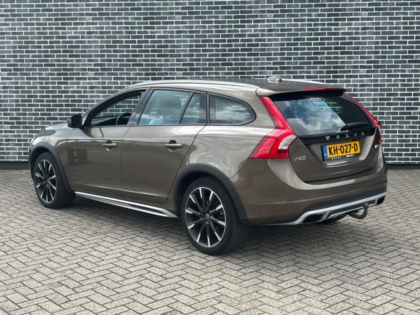 Volvo V60 Cross Country 2.0 T5 Nordic+ | Panoramadak | Adaptieve Cruise Co Brun - 2