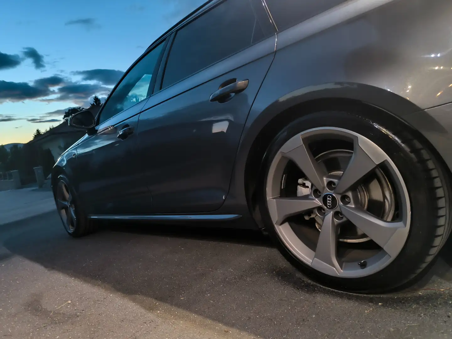 Audi A4 Avant Quattro Sport S-Line Black Edition Grau - 1