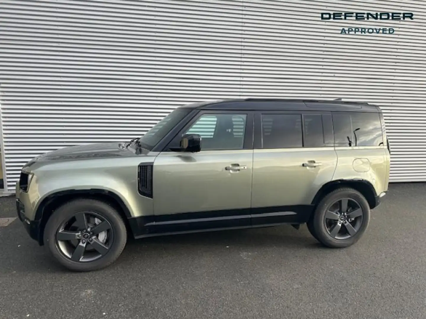 Land Rover Defender 110 2.0 P300e X-Dynamic SE Groen - 2