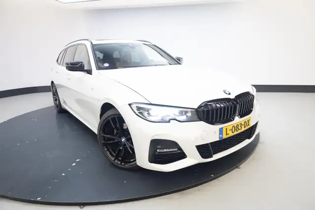 BMW 3 Series view 3